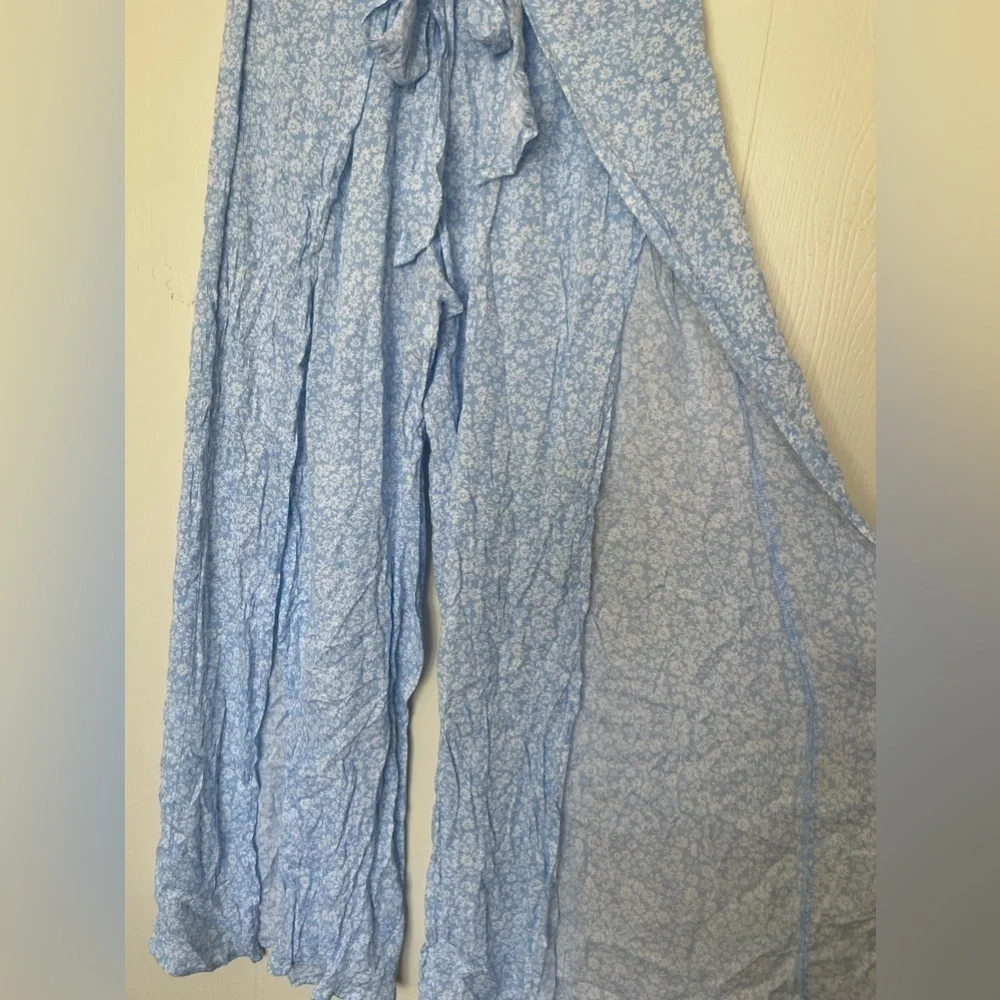 No Boundaries Blue and White Ditsy Floral Print Open Slit Pants - Women’s M - Picture 2 of 5